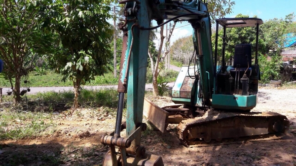 ขายเหมารวม 3 รายการ 1.KOMATSU PC50UU 2.รถบรรทุก 6 ล้อดัมพ์ ISUZU NPR 115 3.หางสาลี่ 4 ล้อ ราคา 450000