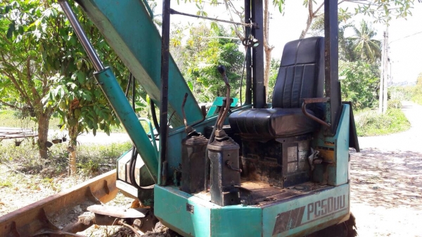 ขายเหมารวม 3 รายการ 1.KOMATSU PC50UU 2.รถบรรทุก 6 ล้อดัมพ์ ISUZU NPR 115 3.หางสาลี่ 4 ล้อ ราคา 450000