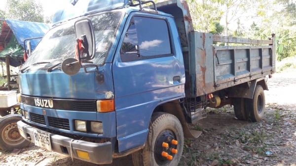 ขายเหมารวม 3 รายการ 1.KOMATSU PC50UU 2.รถบรรทุก 6 ล้อดัมพ์ ISUZU NPR 115 3.หางสาลี่ 4 ล้อ ราคา 450000