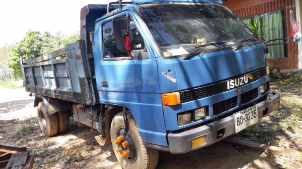 ขายเหมารวม 3 รายการ 1.KOMATSU PC50UU 2.รถบรรทุก 6 ล้อดัมพ์ ISUZU NPR 115 3.หางสาลี่ 4 ล้อ ราคา 450000