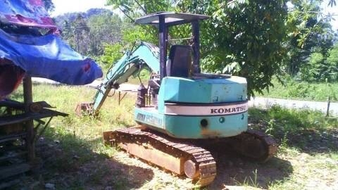 ขายเหมารวม 3 รายการ 1.KOMATSU PC50UU 2.รถบรรทุก 6 ล้อดัมพ์ ISUZU NPR 115 3.หางสาลี่ 4 ล้อ ราคา 450000