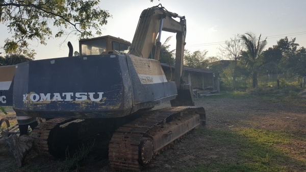 ขายรถขุดแบ็คโค โคมัสสุ pc200-5ไฟฟ้าตัด เครื่องเดิม บูมสวย เอวดี คอนโทรลยาว สภาพลงงานได้