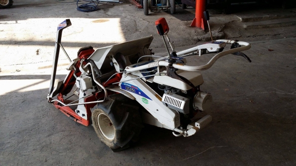 รถเกี่ยวข้าวเดินตามแบบมัดข้าวในตัว KUBOTA  รุ่น RA50D(1) เก่าญี่ปุ่น เกี่ยวมัด 2 แถว 2 ล้อ ใช้งานง่าย       สภาพสวย