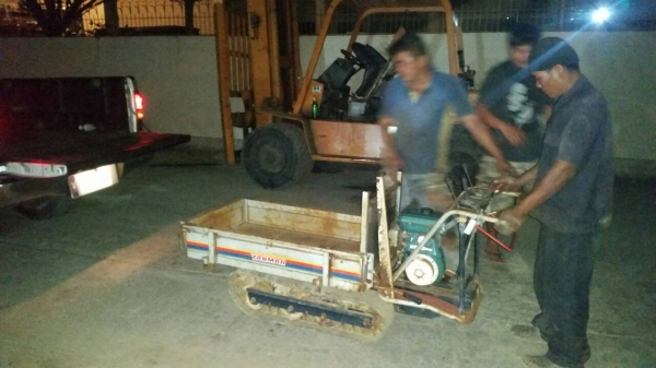 รถบรรทุกตีนตะขาบเอนกประสงค์ ไปบางปะกงครับ ขอบคุณที่สั่งกับ tractor-backhoe ล่วงหน้าครับ