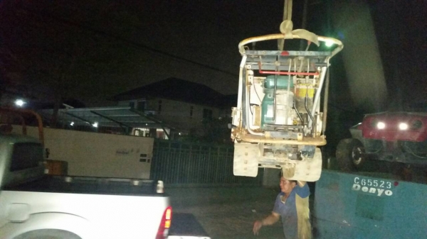 รถบรรทุกตีนตะขาบเอนกประสงค์ ไปบางปะกงครับ ขอบคุณที่สั่งกับ tractor-backhoe ล่วงหน้าครับ