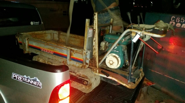 รถบรรทุกตีนตะขาบเอนกประสงค์ ไปบางปะกงครับ ขอบคุณที่สั่งกับ tractor-backhoe ล่วงหน้าครับ