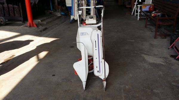 รถเกี่ยวข้าวเดินตามแบบมัดข้าวในตัว KUBOTA  รุ่น RB25DE เก่าญี่ปุ่น เกี่ยวมัด 1 แถว 1 ล้อ เครื่งยนต์ขนาด 3 แรง  ใช้งานง่าย  สภาพสวย