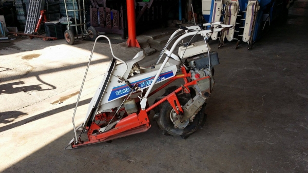 รถเกี่ยวข้าวเดินตามแบบมัดข้าวในตัว KUBOTA  รุ่น RB25DE เก่าญี่ปุ่น เกี่ยวมัด 1 แถว 1 ล้อ เครื่งยนต์ขนาด 3 แรง  ใช้งานง่าย  สภาพสวย