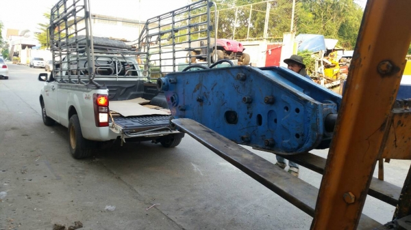 หัวเจาะกระแทกปูน BREAKER สำหรับ PC200 ส่งไปใช้งานที่โคราช ขอบคุณลูกค้าที่ใช้บริการกับ tractor-backhoe ครับ