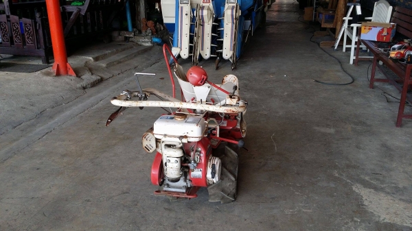 รถเกี่ยวข้าวเดินตามแบบมัดข้าวในตัว KUBOTA  รุ่น  HE306A เก่าญี่ปุ่น เกี่ยวมัด 1 แถว 2 ล้อ     เครื่งยนต์ขนาด 5.2 แรง  ใช้งานง่าย  สภาพสวย