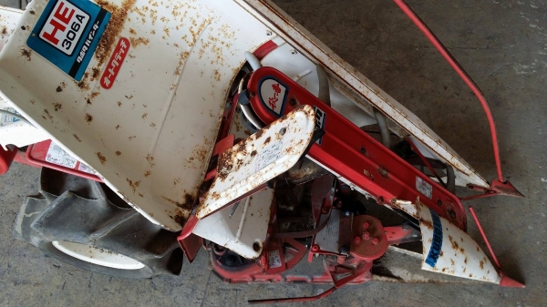 รถเกี่ยวข้าวเดินตามแบบมัดข้าวในตัว KUBOTA  รุ่น  HE306A เก่าญี่ปุ่น เกี่ยวมัด 1 แถว 2 ล้อ     เครื่งยนต์ขนาด 5.2 แรง  ใช้งานง่าย  สภาพสวย