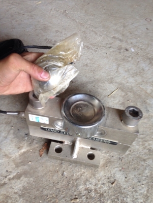 อุปกรณ์ โหลดเซลล์  ตัวละ 25 ตัน 4 ตัว  ตู้ควบคุม จอแสดงน้ำหนัก