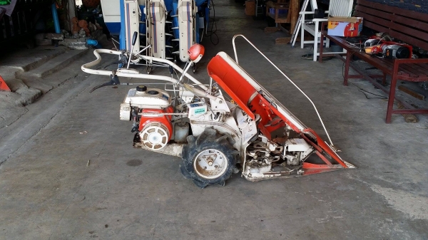 รถเกี่ยวข้าวเดินตามแบบมัดข้าวในตัว KUBOTA  รุ่น ZE30A-M เก่าญี่ปุ่น เกี่ยวมัด 1 แถว 2 ล้อ     ใช้งานง่าย  สภาพสวย