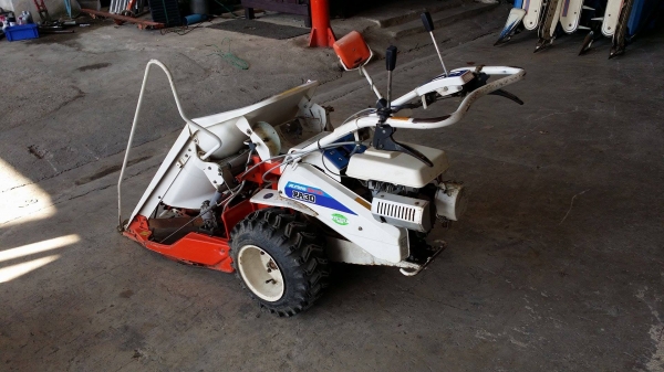 รถเกี่ยวข้าวเดินตามแบบมัดข้าวในตัว KUBOTA  รุ่น RA30 เก่าญี่ปุ่น เกี่ยวมัด 1 แถว 2 ล้อ เครื่องยนต์ 3.7 แรง ใช้งานง่าย  สภาพสวย