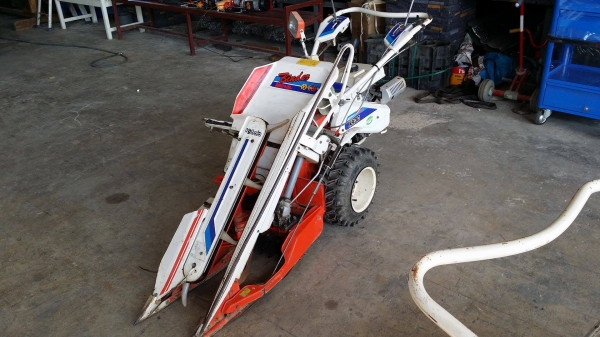 รถเกี่ยวข้าวเดินตามแบบมัดข้าวในตัว KUBOTA  รุ่น RA30 เก่าญี่ปุ่น เกี่ยวมัด 1 แถว 2 ล้อ เครื่องยนต์ 3.7 แรง ใช้งานง่าย  สภาพสวย