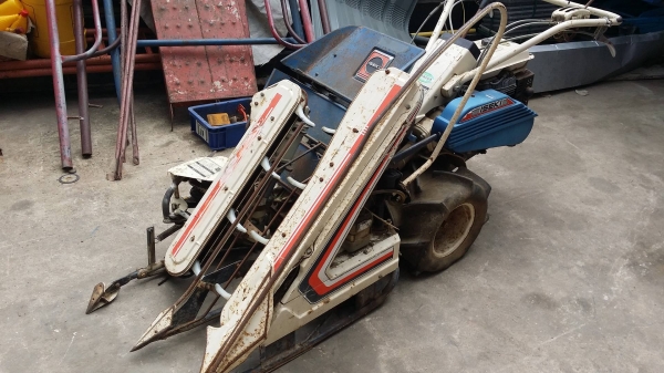 รถเกี่ยวข้าวเดินตามแบบมัดข้าวในตัว ISEKI เก่าญี่ปุ่น เกี่ยวมัด 2 แถว 2 ล้อ ใช้งานง่าย  สภาพดี เครื่องพร้อมใช้งาน ไม่เคยใช้งานในไทย