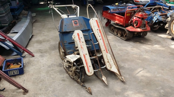 รถเกี่ยวข้าวเดินตามแบบมัดข้าวในตัว ISEKI เก่าญี่ปุ่น เกี่ยวมัด 2 แถว 2 ล้อ ใช้งานง่าย  สภาพดี เครื่องพร้อมใช้งาน ไม่เคยใช้งานในไทย