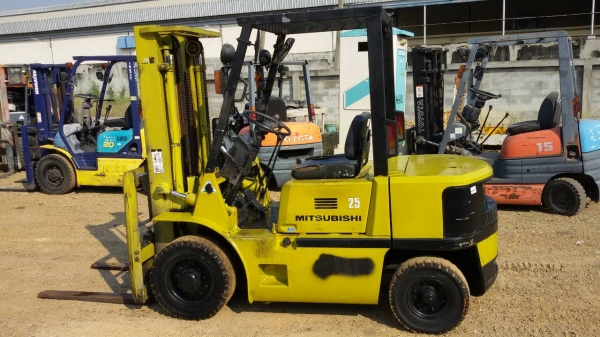 รถยก MITSUBISHI FD25 เครื่องดีเซล S4E เสาสูง 3 เมตร ยกได้ 2.5 ตัน เกรียร์ธรรมดา ยางตันหน้าหลัง รถนำเข้า สนใจติดต่อ 089-7949488