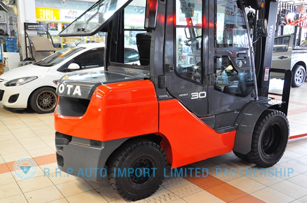 ขายรถโฟล์คลิฟท์มือสอง TOYOTA รุ่น 8FD30-30768 ราคา xxx,xxx บาท นำเข้าจากประเทศญี่ปุ่น 100\% ไม่เคยใช้งานในไทย