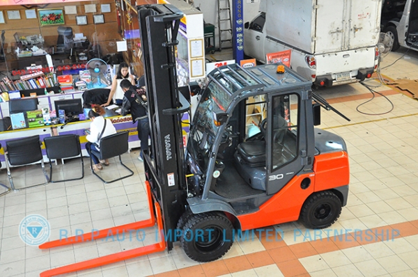 ขายรถโฟล์คลิฟท์มือสอง TOYOTA รุ่น 8FD30-30768 ราคา xxx,xxx บาท นำเข้าจากประเทศญี่ปุ่น 100\% ไม่เคยใช้งานในไทย