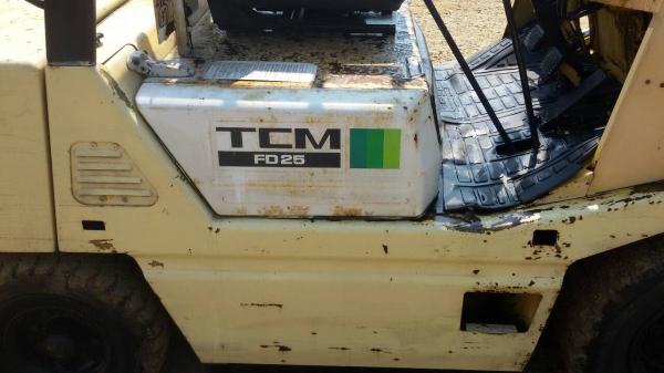 รถยก TCM  FD25 Z2 เครื่องดีเซล C240 เครื่องยนต์ ISUZU เสาสูง 3 เมตร ยกได้ 2.5 ตัน เกรียร์ธรรมดา ยางตันหน้าหลัง รถนำเข้า สนใจติดต่อ 089-7949488