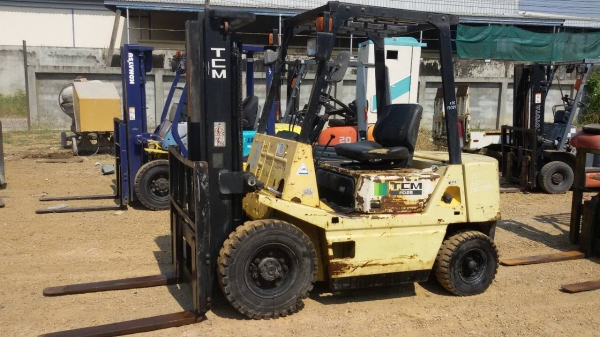 รถยก TCM  FD25 Z2 เครื่องดีเซล C240 เครื่องยนต์ ISUZU เสาสูง 3 เมตร ยกได้ 2.5 ตัน เกรียร์ธรรมดา ยางตันหน้าหลัง รถนำเข้า สนใจติดต่อ 089-7949488