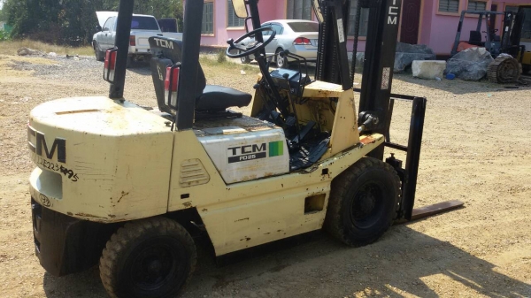 รถยก TCM  FD25 Z2 เครื่องดีเซล C240 เครื่องยนต์ ISUZU เสาสูง 3 เมตร ยกได้ 2.5 ตัน เกรียร์ธรรมดา ยางตันหน้าหลัง รถนำเข้า สนใจติดต่อ 089-7949488