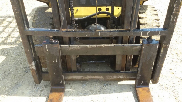 รถยก TCM  FD25 Z2 เครื่องดีเซล C240 เครื่องยนต์ ISUZU เสาสูง 3 เมตร ยกได้ 2.5 ตัน เกรียร์ธรรมดา ยางตันหน้าหลัง รถนำเข้า สนใจติดต่อ 089-7949488