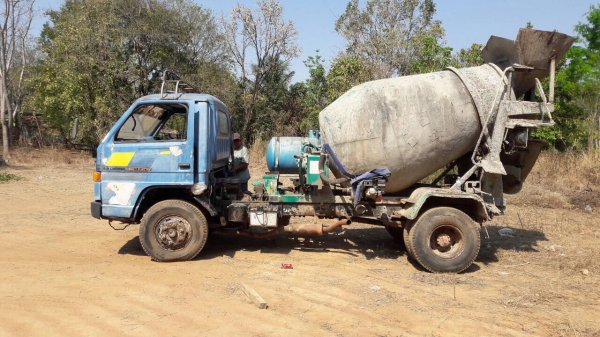 ขาย รถโม่ปูน 2.5 คิว ISUZU NPR เครื่อง 6BB1 145 แรงม้า คัสซีสวย เฟืองท้าย F รถพร้อมใช้งาน มีเล่มทะเบียนแต่ไม่มีชุดโอนครับ