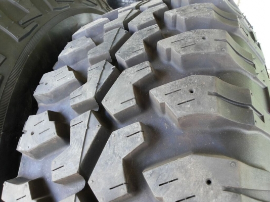 ล้อขอบ16 ลาย lenso max1 พร้อมยาง mud maxxis bighorn 265/75/16 ปี 2015 สภาพ 99\%