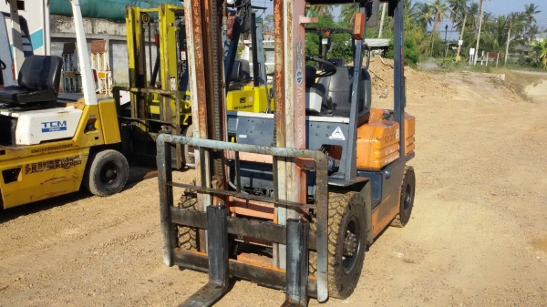 รถยก TOYOTA 5FG25 เครื่่อง'เบนซิน 5k เสาสูง 3 เมตร ยกได้ 2.5 ตัน เกรียร์ธรรมดา  รถนำเข้า สนใจติดต่อ 089-7949488