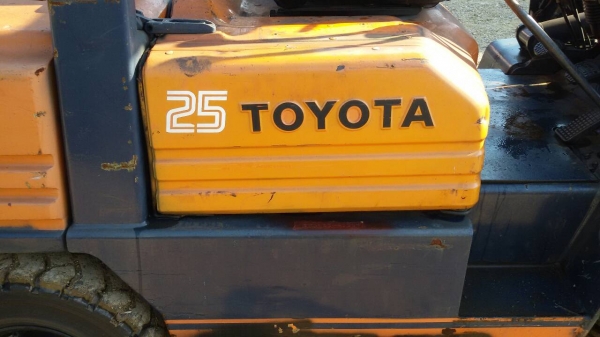 รถยก TOYOTA 5FG25 เครื่่อง'เบนซิน 5k เสาสูง 3 เมตร ยกได้ 2.5 ตัน เกรียร์ธรรมดา  รถนำเข้า สนใจติดต่อ 089-7949488