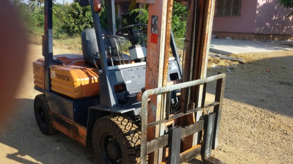 รถยก TOYOTA 5FG25 เครื่่อง'เบนซิน 5k เสาสูง 3 เมตร ยกได้ 2.5 ตัน เกรียร์ธรรมดา  รถนำเข้า สนใจติดต่อ 089-7949488