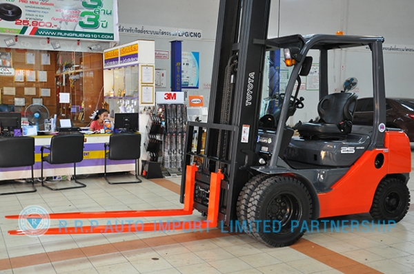 ขายรถโฟล์คลิฟท์มือสอง TOYOTA รุ่น 8FD25-19652 ราคา xxx,xxx บาท นำเข้าจากประเทศญี่ปุ่น 100\% ไม่เคยใช้งานในไทย