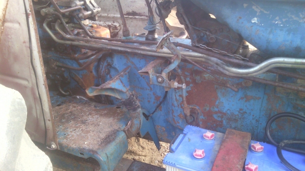 ฝากขายรถไถFORD รุ่น6600 เสื้อลาย แท้เต็มคันเดิมพร้อมใช้งานเอกสารเล่มทะเบียน