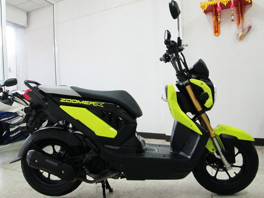 (โอนฟรี) ขาย Zoomer-X ปี 2015 รถ 5 เดือน ไมล์แท้ 5379 กม เครื่องหัวฉีดประหยัดน้ำมัน  สีเหลือง ดำ