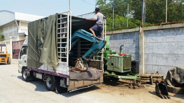 tractor-backhoeได้จัดส่งรถขุดแบ็คโฮ KUBOTA 20U พร้อมบุ้งกี๋ขุดวางท่อ ไปอยุธยาเรียบร้อยแล้วครับ