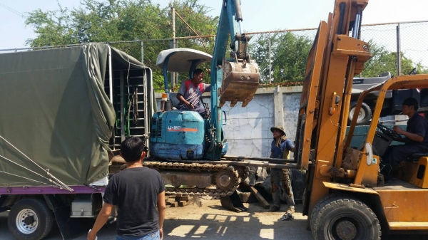tractor-backhoeได้จัดส่งรถขุดแบ็คโฮ KUBOTA 20U พร้อมบุ้งกี๋ขุดวางท่อ ไปอยุธยาเรียบร้อยแล้วครับ