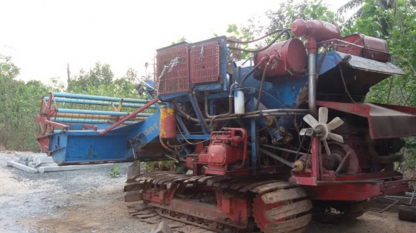 ขาย 125.000บาท รถเกี่ยวข้าวรองกระสอบ ไทยเจริญการช่างHo7c เครื่องฮีโน่185แรง