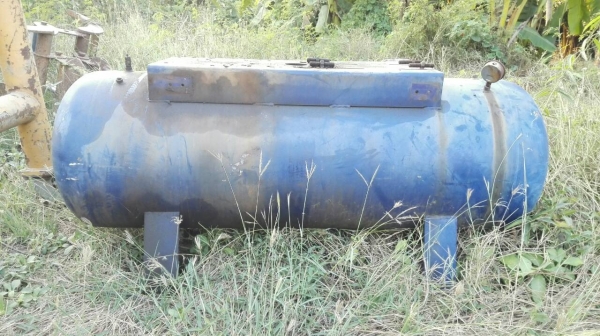 Sell>> ถังลม ขนาด 300 ลิตร. สวยสดเดิมไม่มีผุ ไม่เคยทำสี.