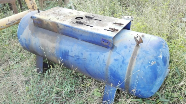 Sell>> ถังลม ขนาด 300 ลิตร. สวยสดเดิมไม่มีผุ ไม่เคยทำสี.