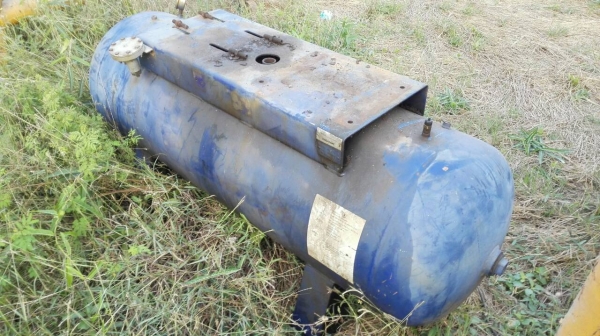 Sell>> ถังลม ขนาด 300 ลิตร. สวยสดเดิมไม่มีผุ ไม่เคยทำสี.