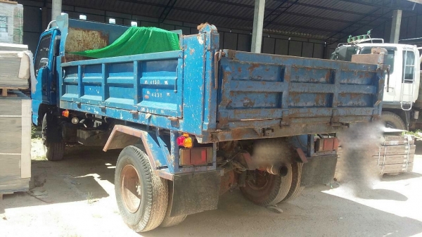 รถอีซูซู 6 ล้อดั้ม NPR 120 แรงม้า. ปี 43.   สนใจติดต่อ  081 - 6079515