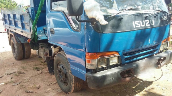 รถอีซูซู 6 ล้อดั้ม NPR 120 แรงม้า. ปี 43.   สนใจติดต่อ  081 - 6079515