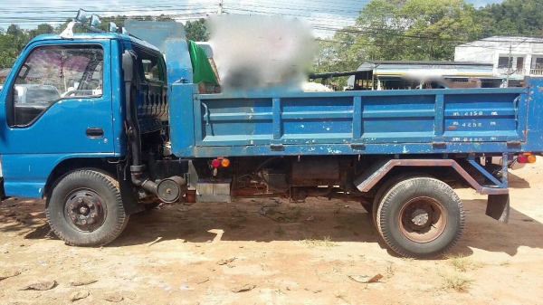 รถอีซูซู 6 ล้อดั้ม NPR 120 แรงม้า. ปี 43.   สนใจติดต่อ  081 - 6079515