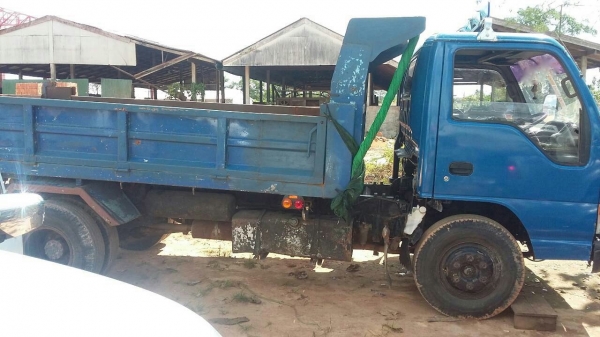 รถอีซูซู 6 ล้อดั้ม NPR 120 แรงม้า. ปี 43.   สนใจติดต่อ  081 - 6079515