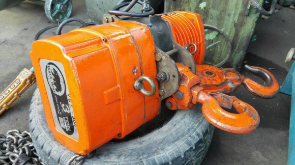 ==== SOLD ==== รอกโซ่ไฟฟ้า Black Bear YSS-300 ขนาด 3 ตัน.ไฟ 380V.โซ่ 10 m.พร้อมตัวเดินตรงรุ่น สภาพPR.95\%ดึงนิ่มพร้อมใช้!!