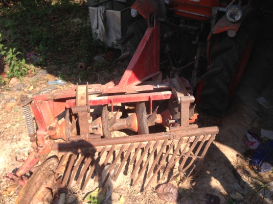 ขายรถไถ Kubota L2000 ราคา 68,000 บาท พร้อมอุปกรณ์ 3 รายการ ผานดันหน้า มีผานหลัง คราด อุปกรณ์พร้อมใช้