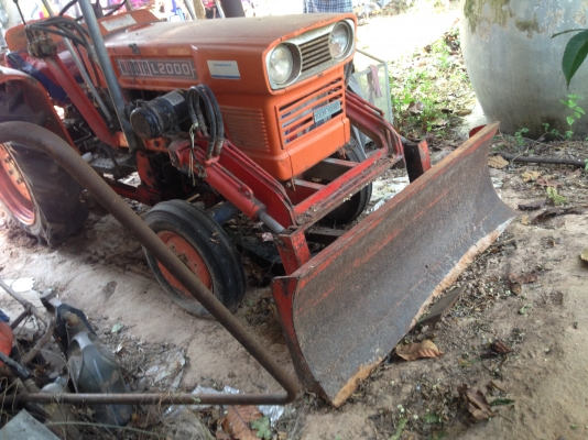 ขายรถไถ Kubota L2000 ราคา 68,000 บาท พร้อมอุปกรณ์ 3 รายการ ผานดันหน้า มีผานหลัง คราด อุปกรณ์พร้อมใช้