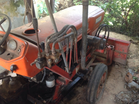 ขายรถไถ Kubota L2000 ราคา 68,000 บาท พร้อมอุปกรณ์ 3 รายการ ผานดันหน้า มีผานหลัง คราด อุปกรณ์พร้อมใช้